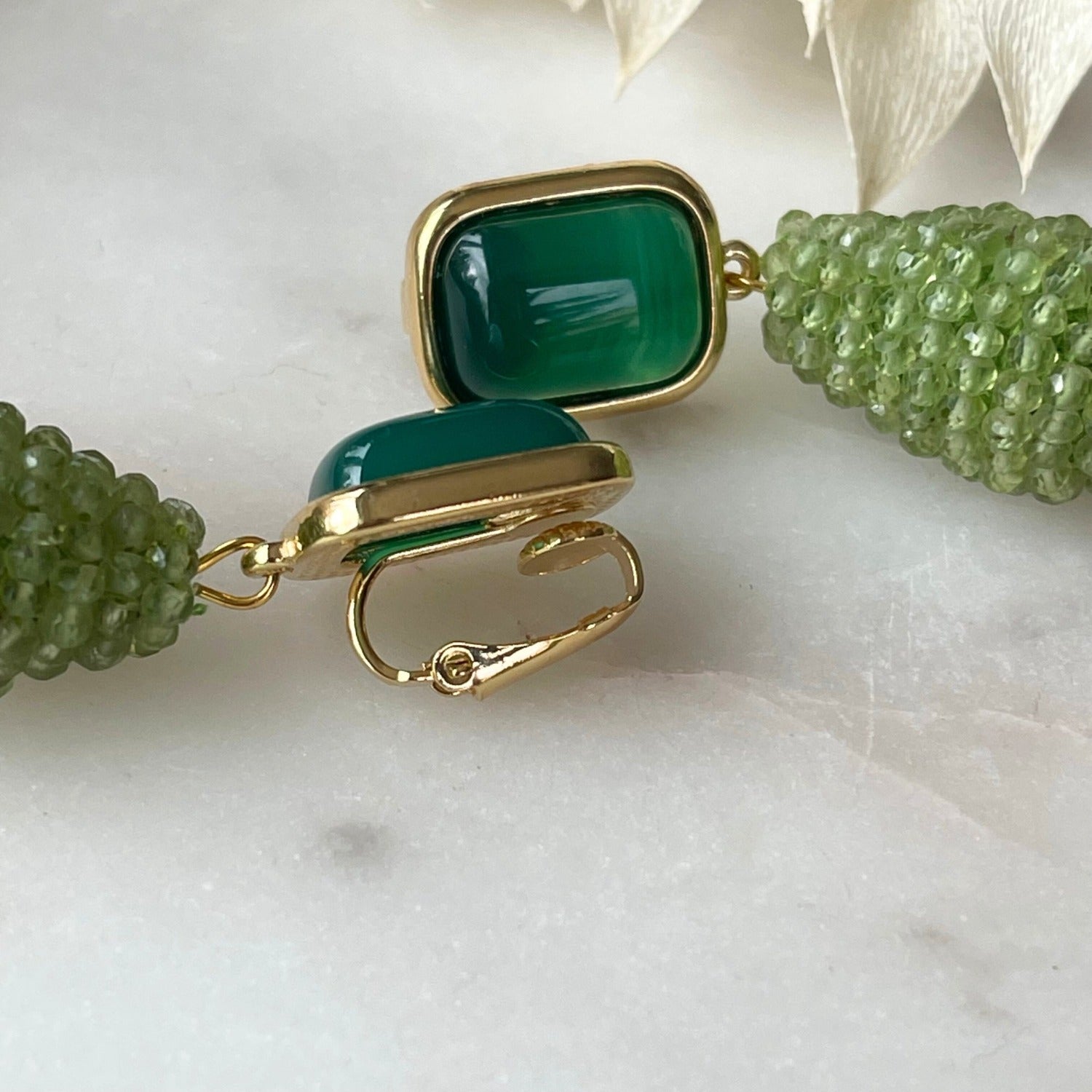 Grüne Achat-Ohrringe CHARLOTTE mit Clips: Elegante 18 K vergoldete Messingohrringe. Länge: 4,5 cm, Breite: 1,3 cm. Vielseitiger Stil für Alltag und Anlässe. Zeitlos schöne grüne Akzente mit Achat und Kristall