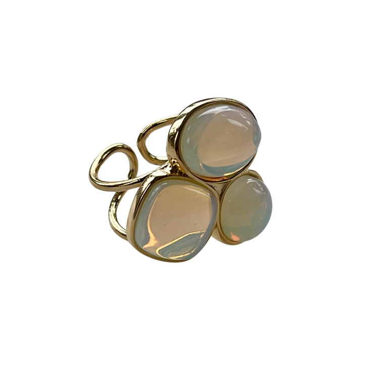 Der Ring "MARIANA" mit Opalstein strahlt pure Eleganz aus. Ein offener, verstellbarer Cocktailring. Dieser Ring ist perfekt für Frauen, die elegante und auffallende Stücke schätzen