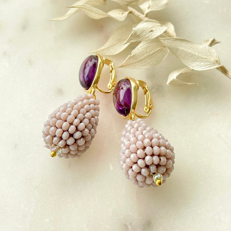 Lila Ohrclips CHARLOTTE: Amethyst, Kristalle. Länge 4,8 cm, verstellbarer Clip-Verschluss. Modern, jugendlich, vielseitig. Perfekt für formelle Anlässe und lässige Treffen. Kombination aus brasilianischem Amethyst und Kristallen für zeitlose Eleganz und Stil