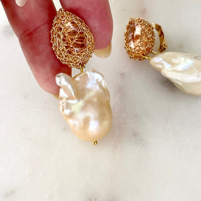 Ohrhänger FABRICIA: Zeitlose Eleganz mit Barock-Perlen. Clip-Verschluss, Länge: 5,0 cm. Anmutige Schmuckstücke, die den Look vervollkommnen