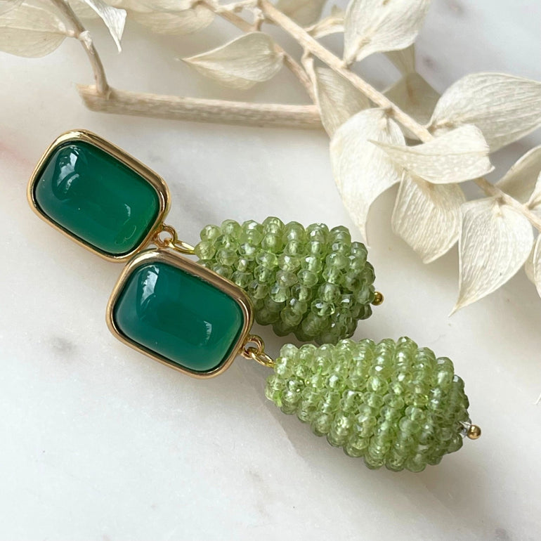 Grüne Achat-Ohrringe CHARLOTTE  Elegante 18 K vergoldete Messingohrringe. Länge: 4,5 cm, Breite: 1,3 cm. Vielseitiger Stil für Alltag und Anlässe. Zeitlos schöne grüne Akzente mit Achat und Kristall