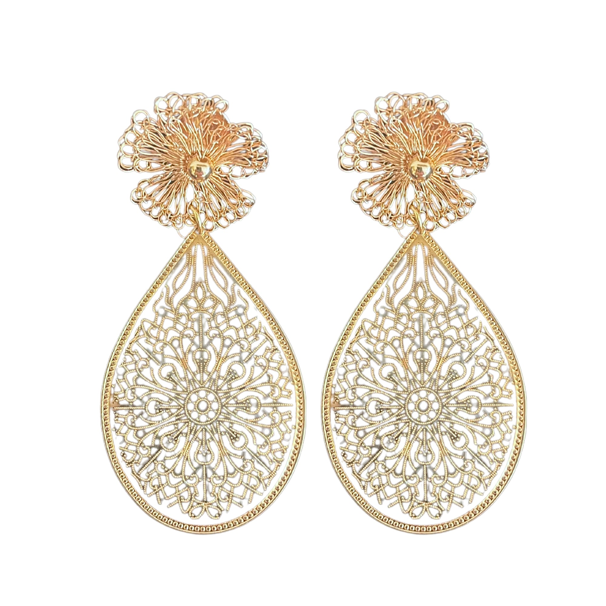 ergoldete Ohrhänger FLORA mit filigranem Anhänger aus goldüberzogenem gehäkeltem Metalldraht, Stecker-Verschluss, 7,8 cm Länge, 4,2 cm Breite, leicht und elegant, goldene Eleganz.