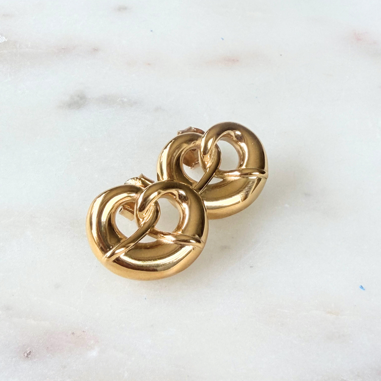 Goldfarbene Brezel-Ohrringe aus Metall in frontaler Ansicht – glänzend, filigran gearbeitet