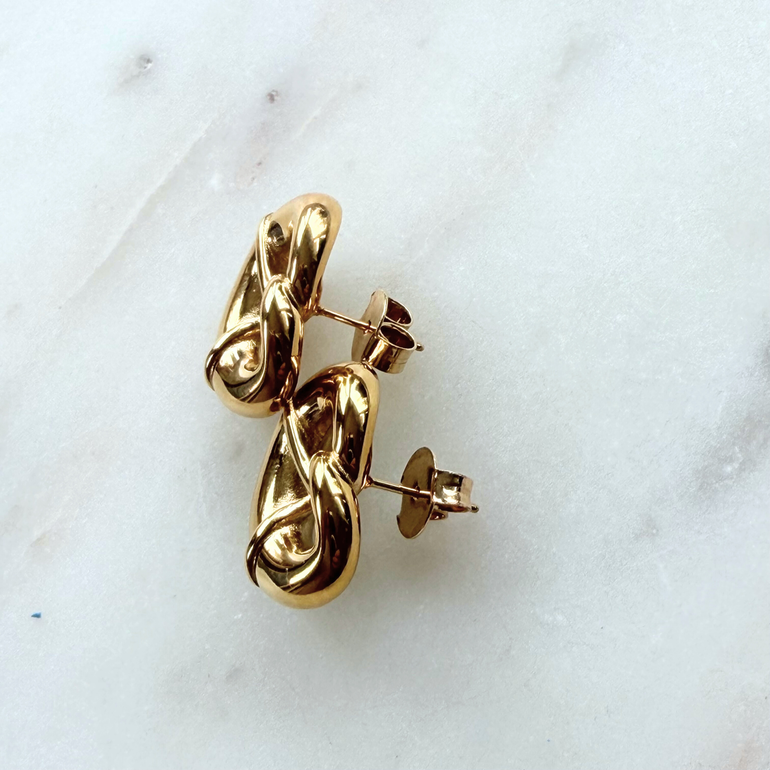 Seitenansicht der goldfarbenen Brezel-Ohrringe mit feiner Struktur und glatter Rückseite