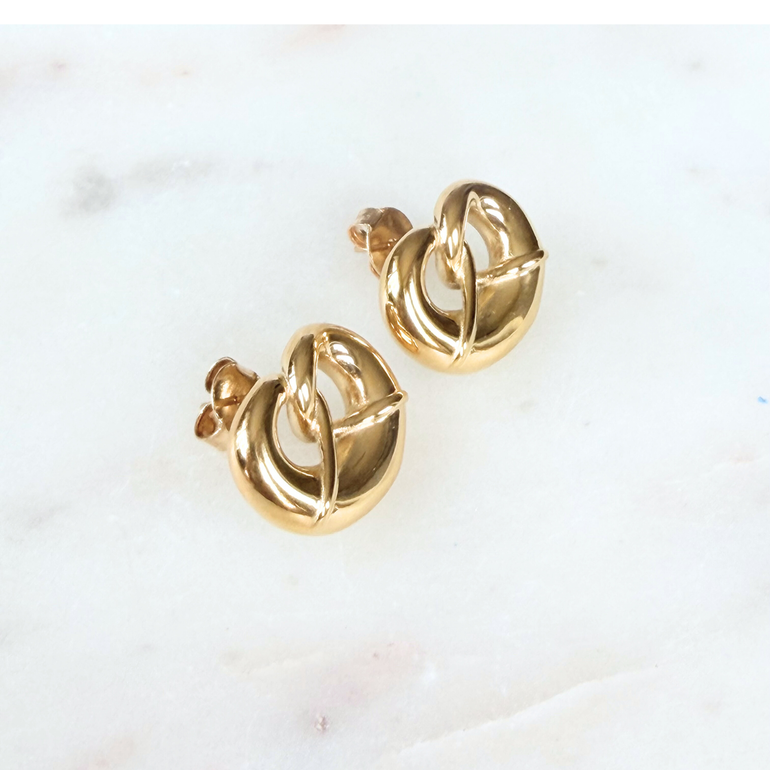 Goldfarbene Brezel-Ohrringe aus anderer Perspektive – detailreiche Form und sanfter Glanz