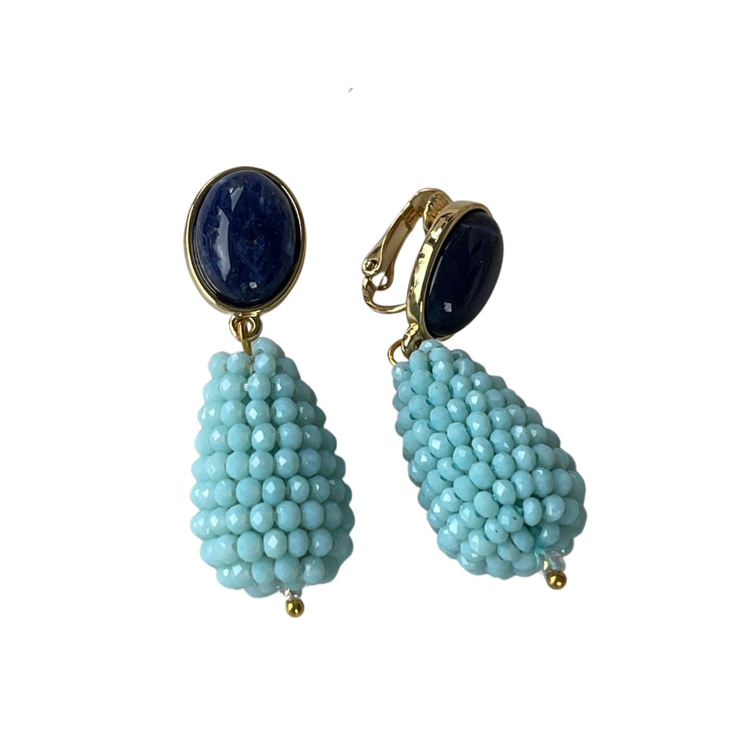 Blau-türkise Ohrringe CHARLOTTE mit Sodalith und Kristallen, Clip-Verschluss, 18 K vergoldetes Messing, 4,5 cm Länge, 1,3 cm Breite. Einzigartige Eleganz und Farbenspiel durch tiefblauen Sodalith und funkelnde Kristalle.