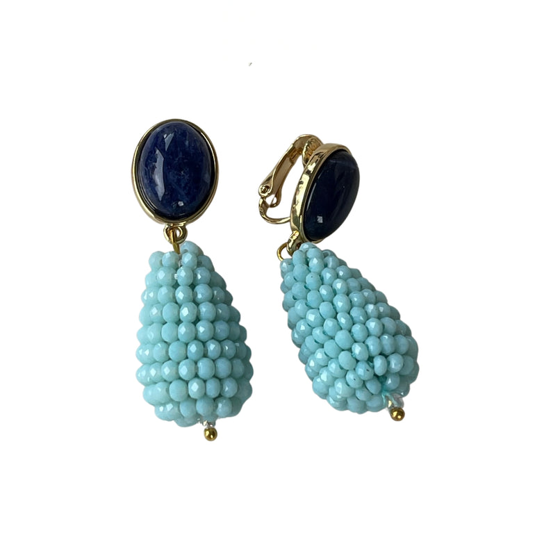 Blau-türkise Ohrringe CHARLOTTE mit Sodalith und Kristallen, Clip-Verschluss, 18 K vergoldetes Messing, 4,5 cm Länge, 1,3 cm Breite. Einzigartige Eleganz und Farbenspiel durch tiefblauen Sodalith und funkelnde Kristalle.