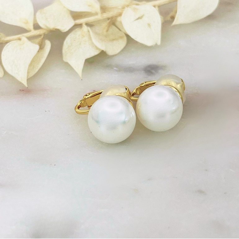 Vergoldete Clip-Ohrringe CHRISTA 10 mm aus 925er Silber mit Shell-Perlen Front-Ansicht