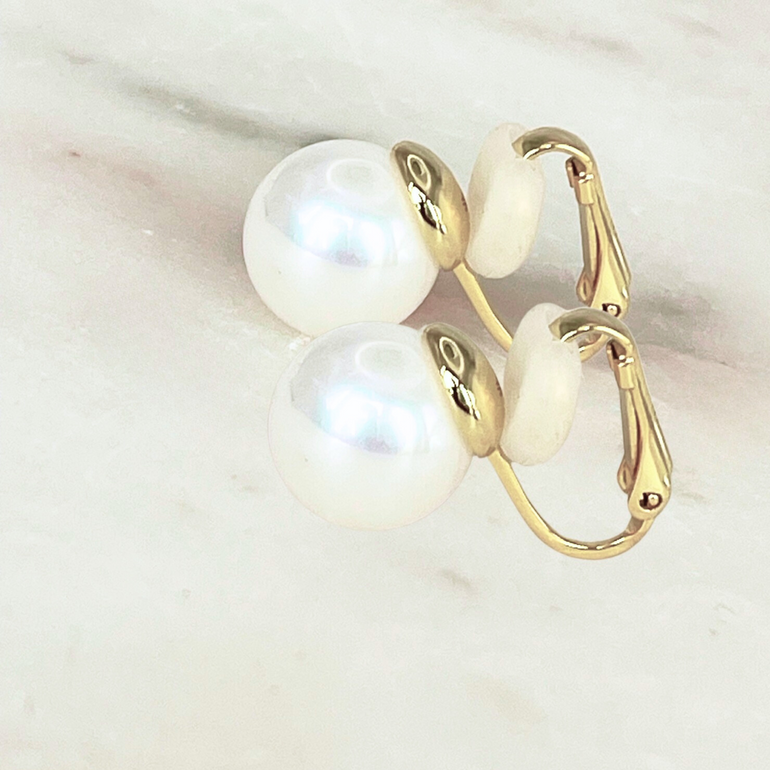 Seitenansicht der vergoldeten 10 mm Clip-Ohrringe CHRISTA aus 925er Silber mit Shell-Perlen und komfortablem Clipverschluss