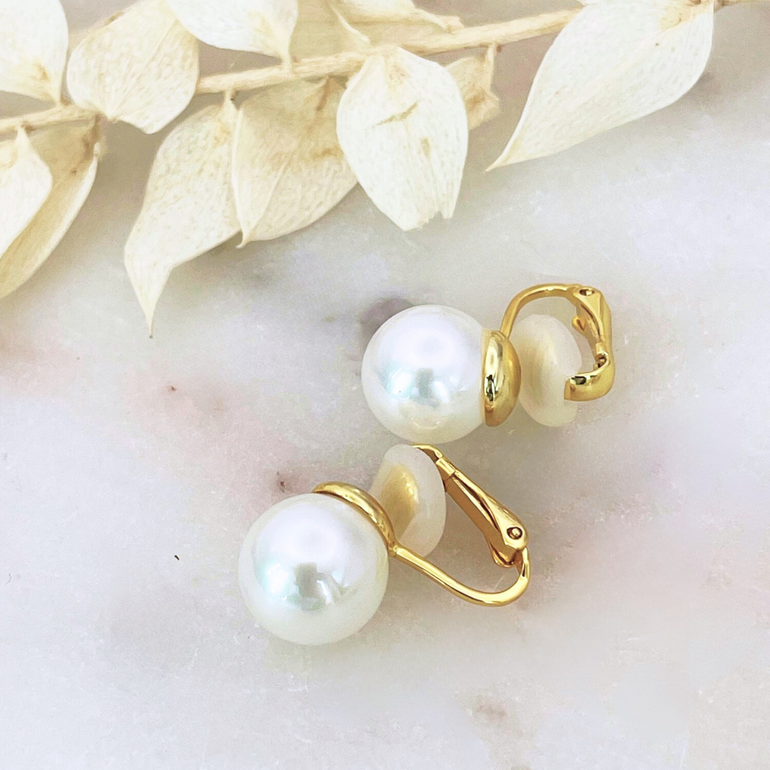 Vergoldete Clip-Ohrringe CHRISTA 10 mm aus 925er Silber mit Shell-Perlen in einer seitlich-oberen Ansicht