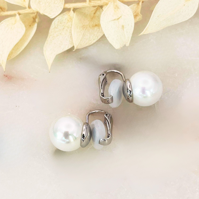 Seitenansicht der rhodinierten Clip-Ohrringe CHRISTA CLASSIC mit Shell-Perlen