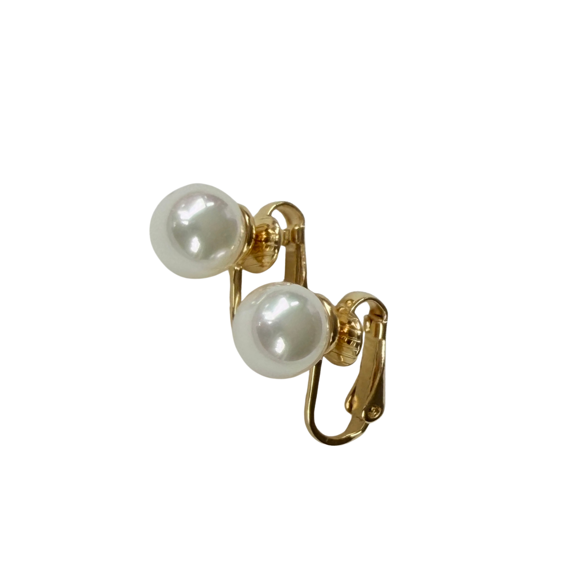 Frontansicht der vergoldeten 7 mm Clip-Ohrringe LITTLE CHRISTA aus 925er Silber mit Shell-Perlen