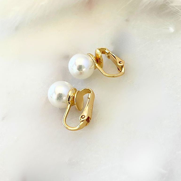 Rückansicht der vergoldeten Clip-Ohrringe LITTLE CHRISTA 7 mm aus 925er Silber mit komfortablem Clipverschluss