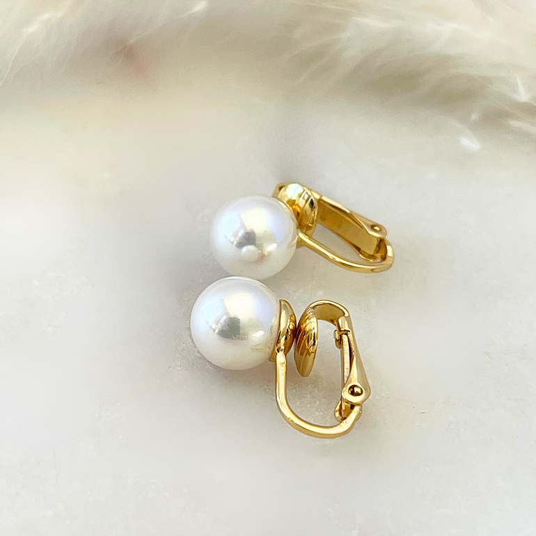 Rückansicht der vergoldeten 7 mm Clip-Ohrringe LITTLE CHRISTA aus 925er Silber mit Sicherheits-Clipverschluss