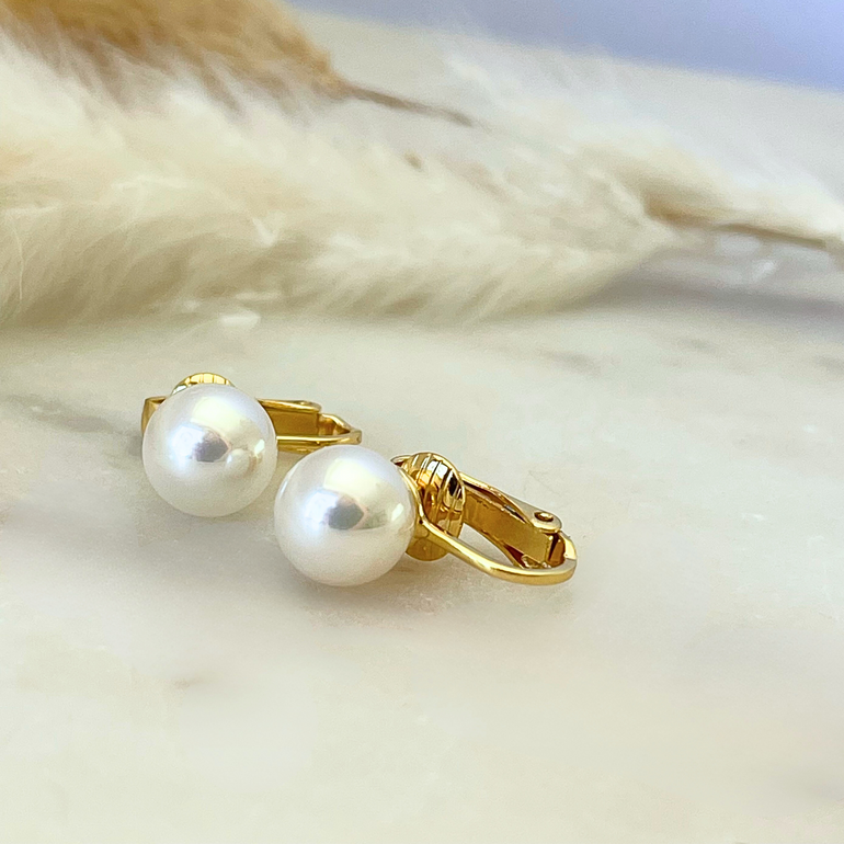 Seitenansicht der vergoldeten 7 mm Clip-Ohrringe LITTLE CHRISTA aus 925er Silber mit Shell-Perlen und komfortablem Clipverschluss