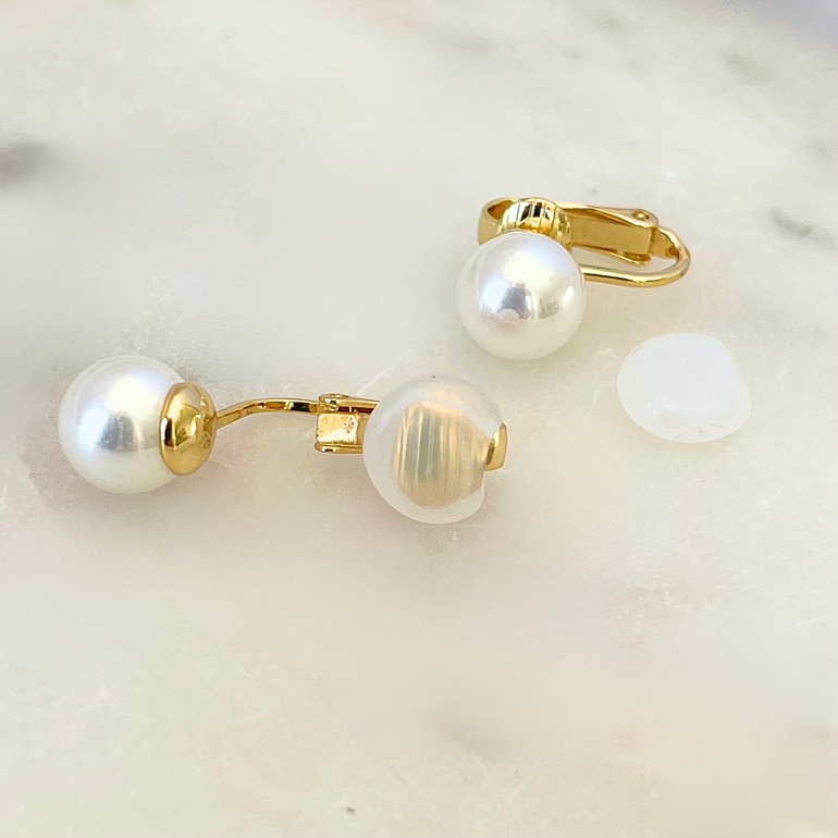 Vergoldete Clip-Ohrringe LITTLE CHRISTA 7 mm aus 925er Silber mit Shell-Perlen in einer seitlich-oberen Ansicht