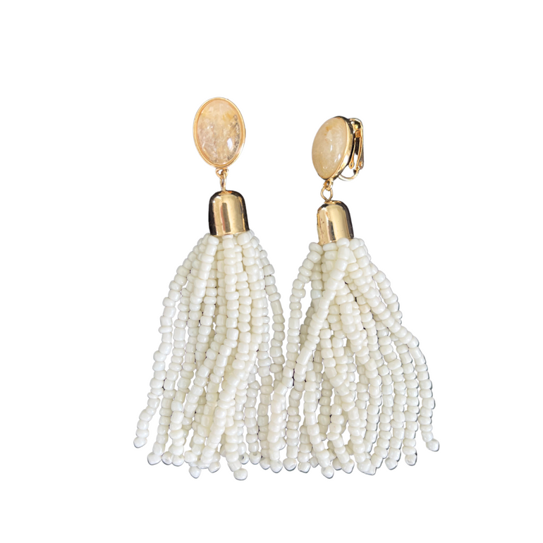 Statement Clip-Verschluss Ohrringe JULIANA mit auffälligem Rutilstein. Farbe: Weiß. Maße: Länge 9,8 cm, Breite 1,3 cm. Gewicht für das Paar: ca. 27,93 g. Gefertigt aus hochwertigem 18 K vergoldetem Messing, verziert mit einzigartigem Rutil. Stilvolles Design für einen beeindruckenden Look.