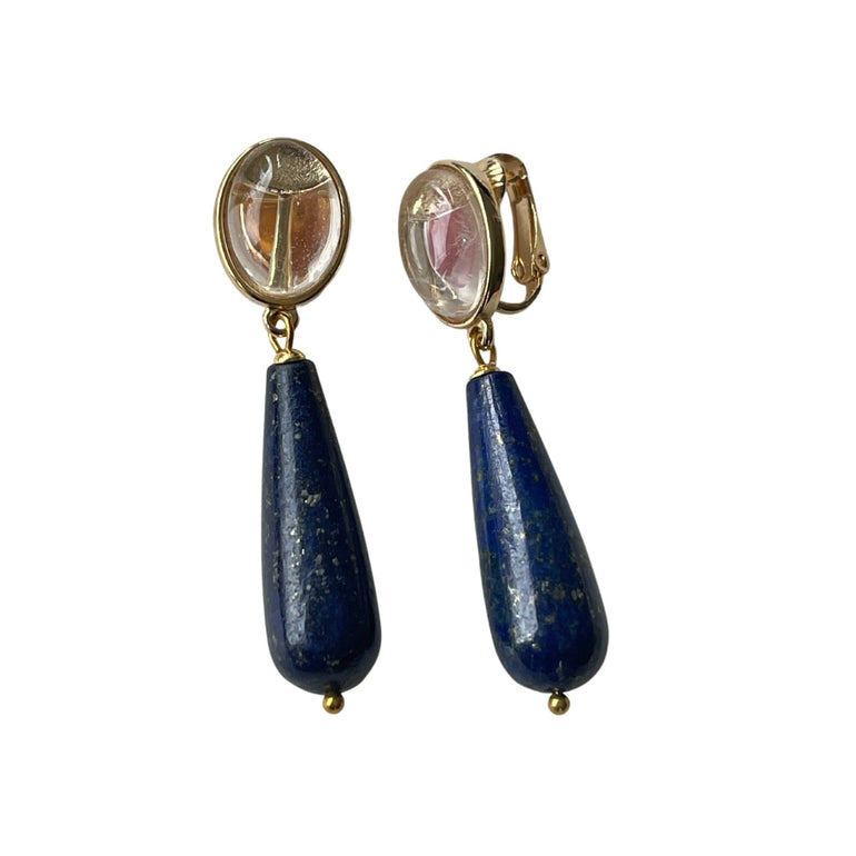 Ohrclips EMMA: Bergkristall und Sodalith in perfekter Harmonie - Mit Clip-Verschluss für bequemes Tragen - Maße: Länge 5,2 cm, Breite 1,3 cm - Leichtgewicht von ca. 16,70 g pro Paar - Hochwertiges 18 K vergoldetes Messing - Der auffällige Stil des Sodaliths - Die perfekte Ergänzung für einen eleganten und raffinierten Look.