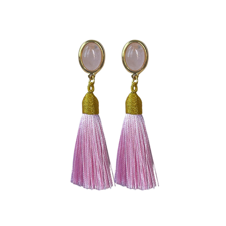 Rosa Rosenquarz und Quasten. Stecker-Verschluss. Gewicht: 10 g/Paar. Maße: Länge ca. 8 cm, Breite 1,3 cm. 18 K vergoldetes Messing. Stilvoll und hochwertig. Rosenquarz symbolisiert zarte Stärke. Moderne Quasten für jugendliche Frische