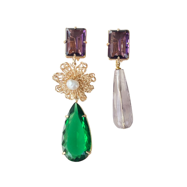 Ohrclip LE CLOS NORMAND: Eleganter und vielseitiger Schmuck mit grünen und lila Kristallen. Clip-Verschluss, Länge: 6,7 cm, Breite: 1,1 cm. 18 K vergoldetes Messing mit funkelnden Kristallen in den Farben Lila und Smaragd. Enthält ein komplettes Ohrring-Paar sowie zusätzliche lila Kristalle für vielseitiges Styling