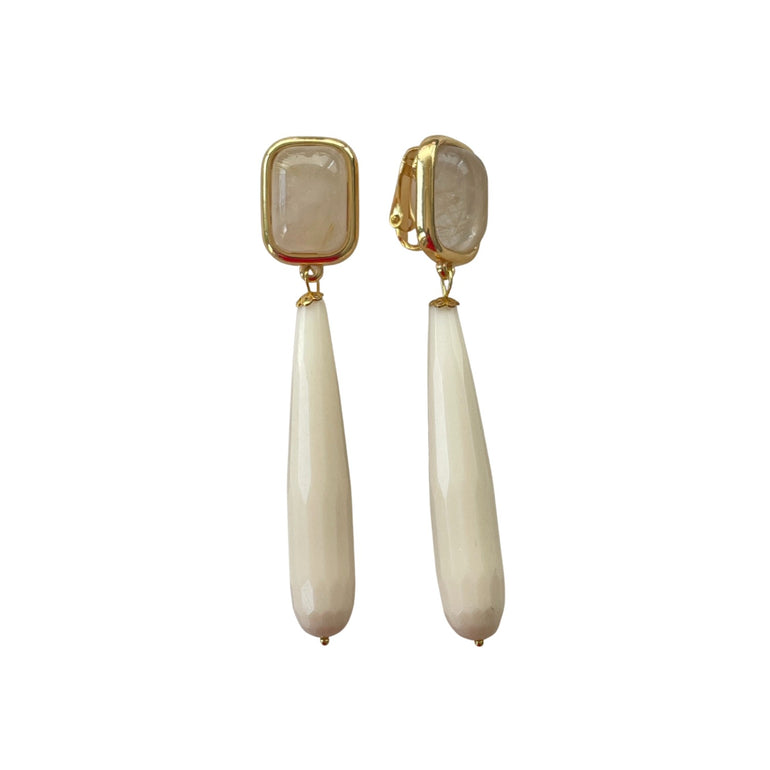 GABRIELA Statement-Clip-Ohrringe: Rutil-Natursteine und synthetischer Tropfen. 18 K vergoldetes Messing. Länge: 7,7 cm, Breite: 1,4 cm. Beige Farbton, 10,10 g pro Ohrring