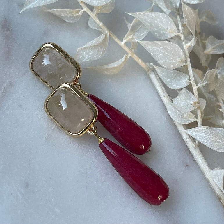 Ein Paar Ohrclips MARIELA in Rot mit CLIP-Verschluss, aus 18 K vergoldetem Messing und verziert mit Natursteinen Rutil und Achat. Die Clips sind 5,3 cm lang, 1,3 cm breit und wiegen insgesamt 17,73 g.