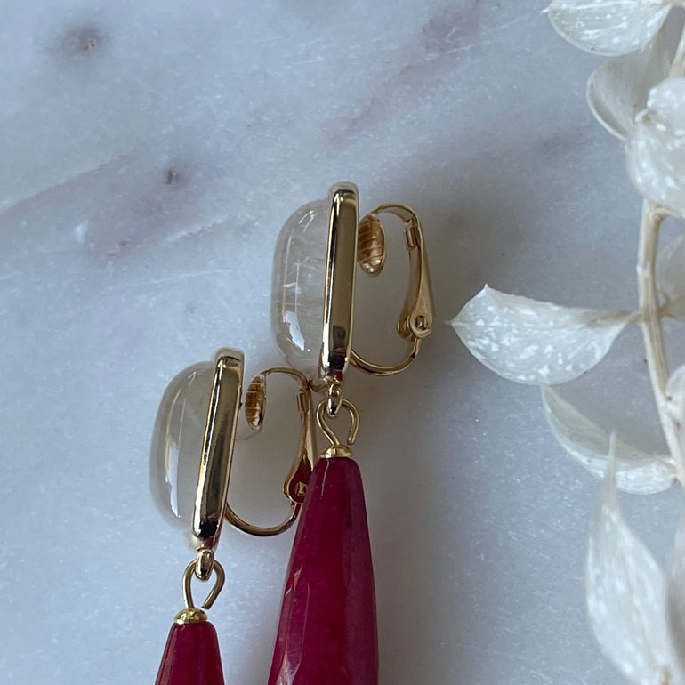 Ein Paar Ohrclips MARIELA in Rot mit CLIP-Verschluss, aus 18 K vergoldetem Messing und verziert mit Natursteinen Rutil und Achat. Die Clips sind 5,3 cm lang, 1,3 cm breit und wiegen insgesamt 17,73 g.