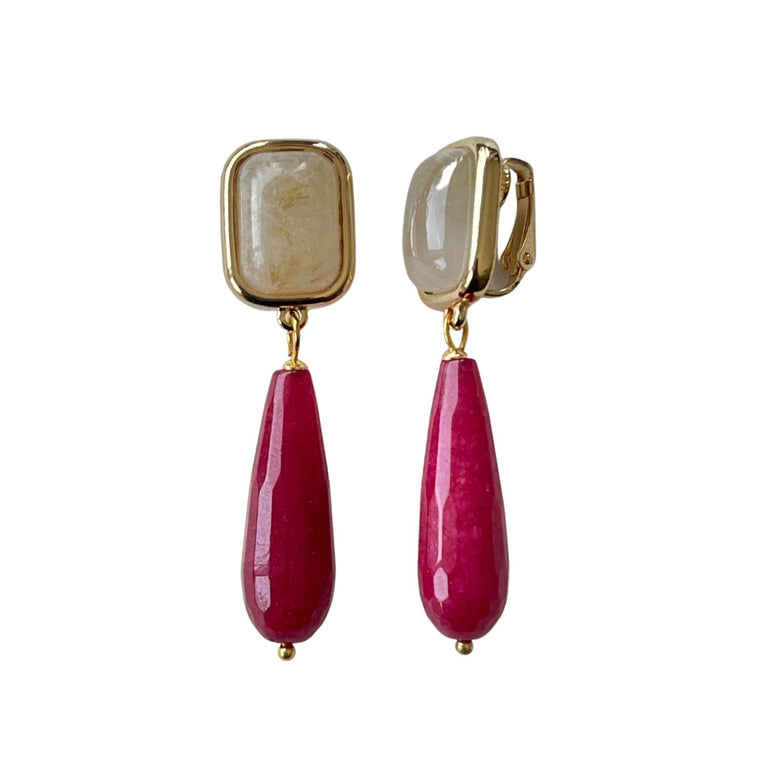Ein Paar Ohrclips MARIELA in Rot mit CLIP-Verschluss, aus 18 K vergoldetem Messing und verziert mit Natursteinen Rutil und Achat. Die Clips sind 5,3 cm lang, 1,3 cm breit und wiegen insgesamt 17,73 g.