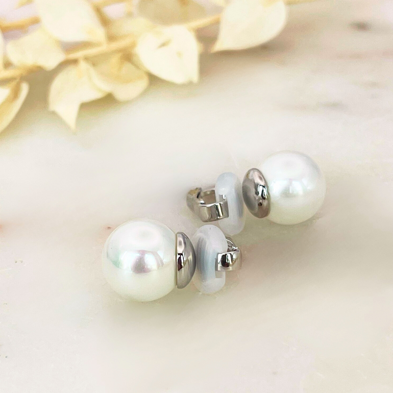 Seitenansicht der rhodinierten Clip Ohrringe CHRISTA CLASSIC mit 7 mm Shell Perlen Harmonische Form und Edles Finish