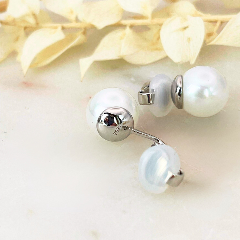 Detailaufnahme der rhodinierten Clip Ohrringe CHRISTA CLASSIC  Feiner Glanz und Präzise Verarbeitung im Licht