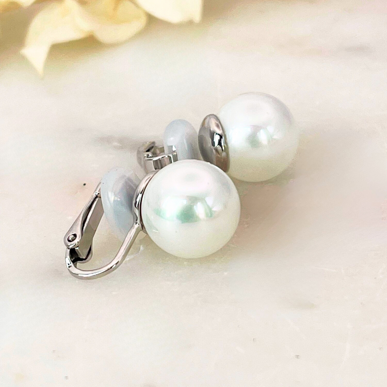 Nahaufnahme der rhodinierten Clip Ohrringe CHRISTA CLASSIC – Sanfter Schimmer und Dezente Eleganz