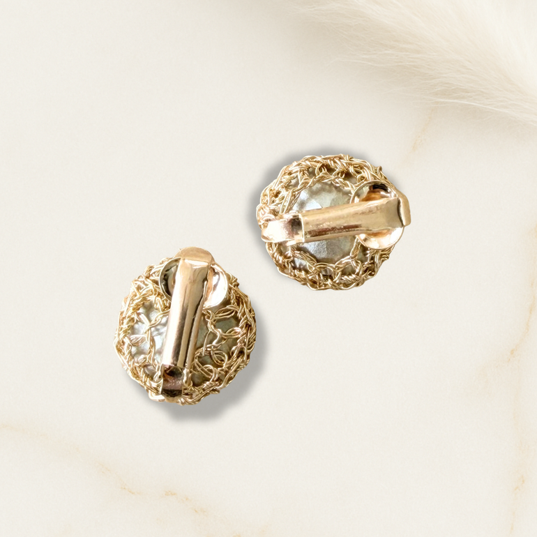 Obenansicht der handgehäkelten Fassung der Ohrringe VERA mit Kristall, Alessandra Schmidt