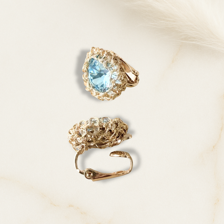 Seitenansicht der vergoldeten Clip Ohrringe VERA mit hellblauem Kristall, Alessandra Schmidt