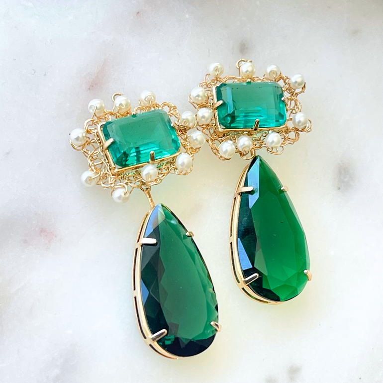 Anhänger Set zeigt die feine Häkelstruktur und den Glanz der Kristalle