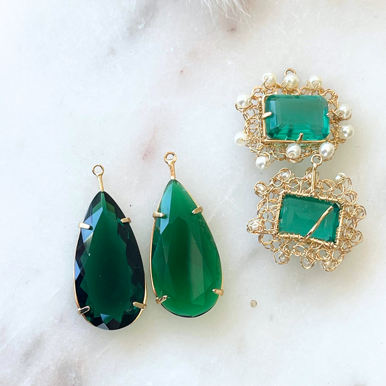 Anhänger Set von oben fotografiert, zeigt die feine Häkelstruktur und den Glanz der Kristalle