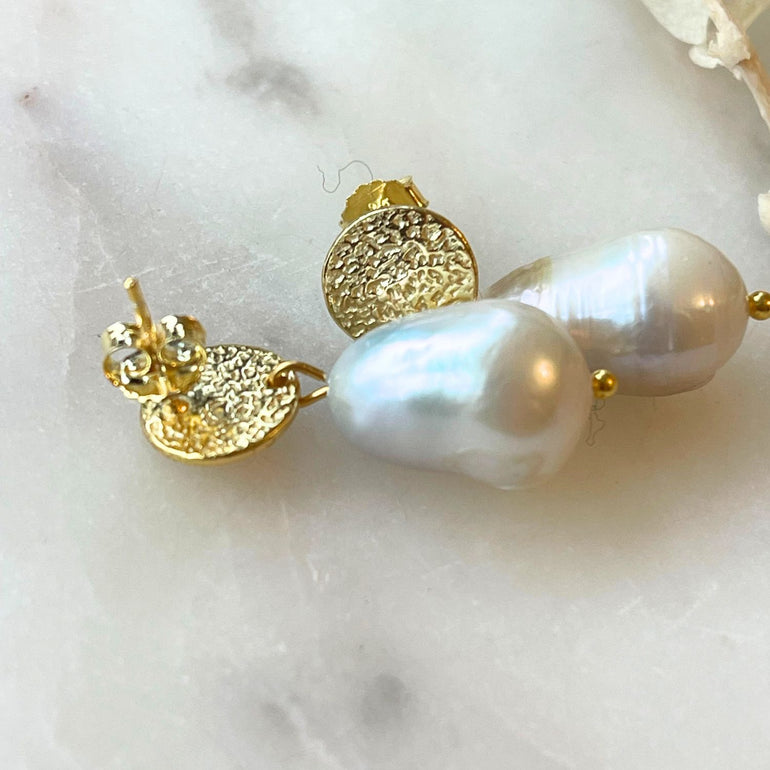  Die "BELINDA" Ohrringe, aus vergoldetem Silber mit eleganten Barockperlen-Anhängern, verleihen jedem Outfit einen Hauch von Romantik und Femininität. Vielseitig von morgens bis abends tragbar, sind sie der perfekte elegante Begleiter für jeden Anlass, sei es im Büro oder bei einer Abendveranstaltung. Alessandra Schmidt Jewelry