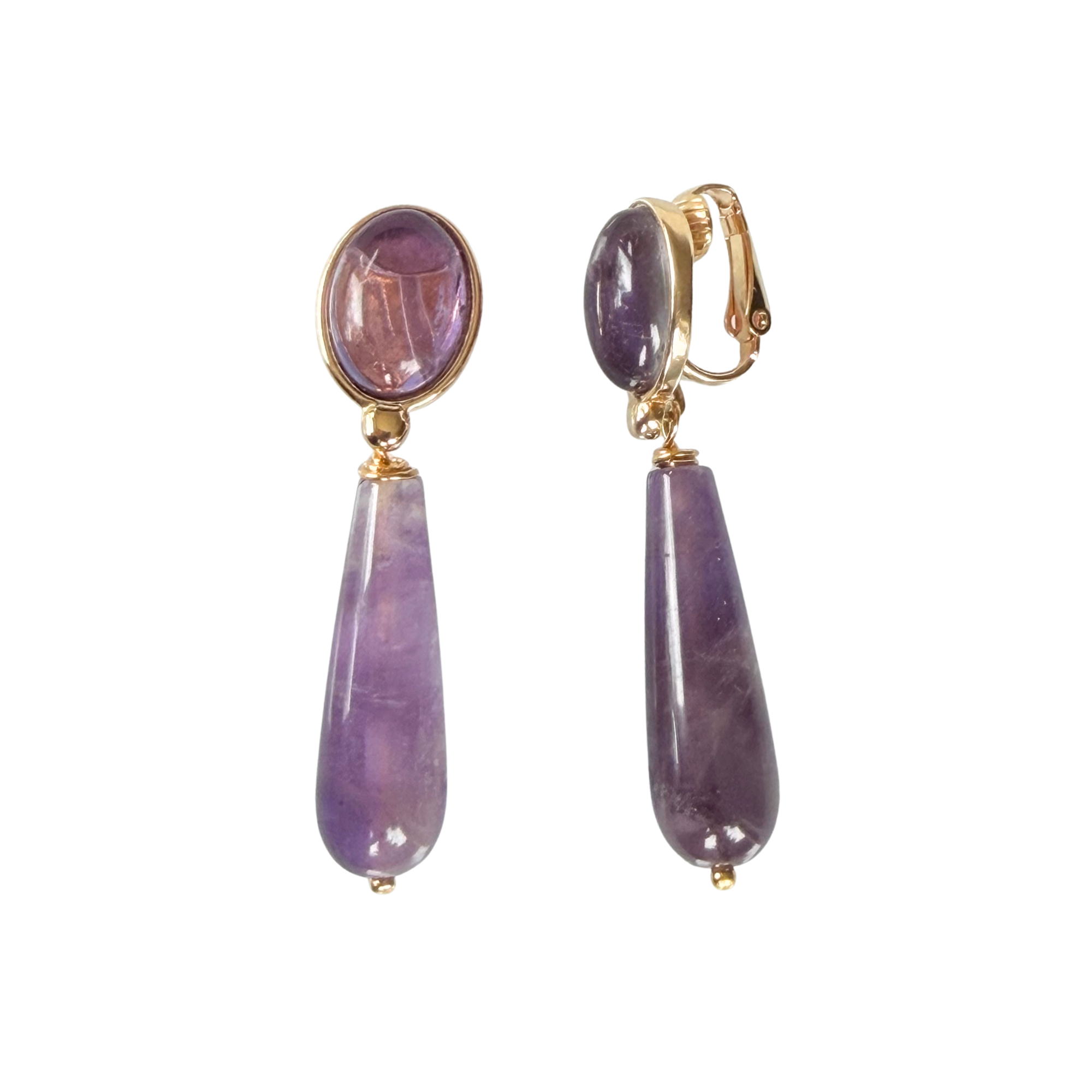 Clip-Ohrringe Chiara mit Amethyst auf weißem Hintergrund, vergoldet und elegant
