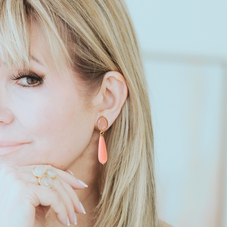 Alessandra Schmidt träg die Clip Ohrringe hellrosa Rosenquarz und Tropfen aus Korallenpaste. Ohrclips ohne Ohrlöcher aus der Wechselsystem Kollektion