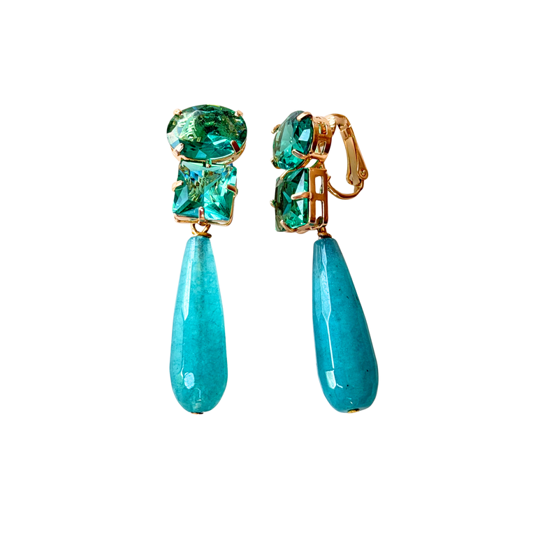 Clip Ohrringe Jenni mit grünem Kristall und Angelit Anhänger auf weißem Hintergrund, vergoldet und elegant