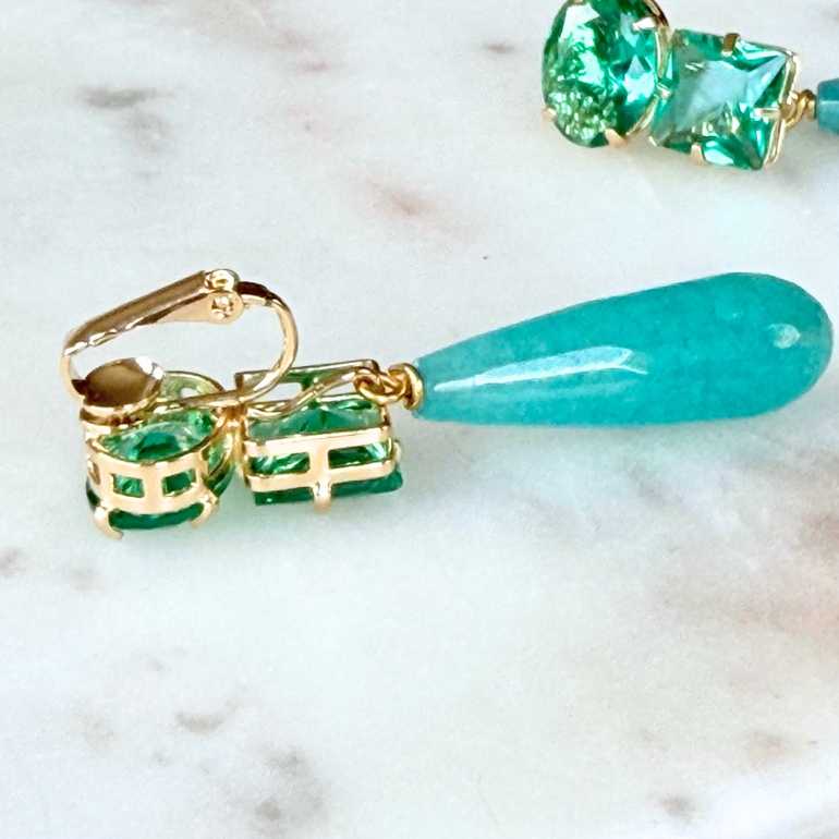  Detailaufnahme der Jenni Ohrclips mit vergoldetem Haken für Anhänger