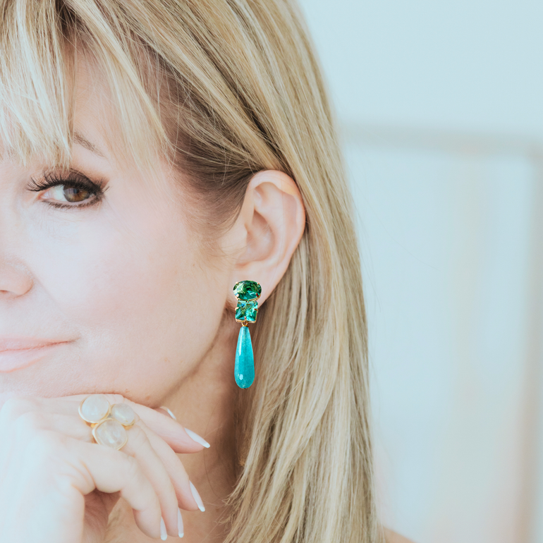 Clip Ohrringe Jenni mit grünem Kristall und Angelit Anhänger getragen, stilvoll und feminin
