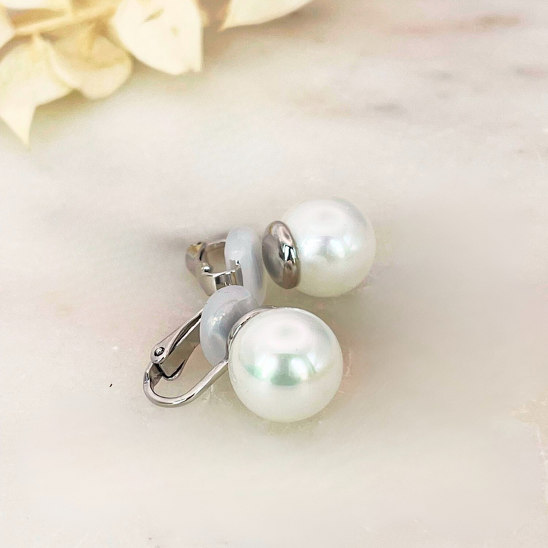 Frontalansicht der rhodinierten Clip-Ohrringe CHRISTA CLASSIC mit 10 mm Shell-Perlen klar und elegant angezeigt