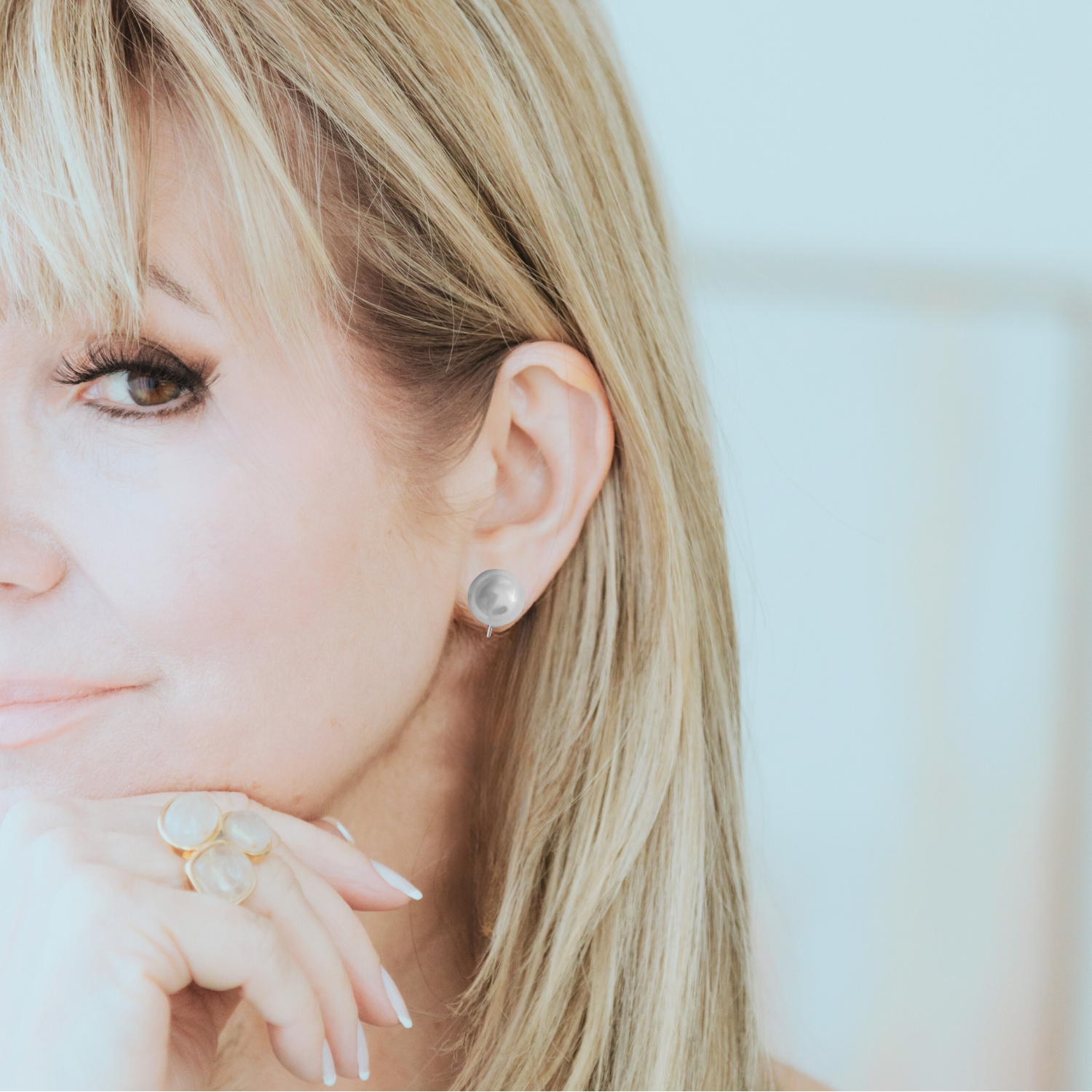 Alessandra Schmidt trägt die rhodinierten Clip-Ohrringe CHRISTA CLASSIC mit 10 mm Shell-Perlen stilvoll, klassisch und ohne Ohrlöcher tragbar