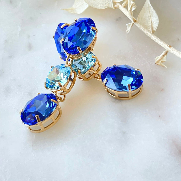 Entdecken Sie die Eleganz der "GLOW" Ohrringe mit blauen Kristallen. Die Basis können separat getragen werden, für einen dezenten Look mit zeitloser Eleganz. Perfekt für jeden Anlass-Alessandra Schmidt Jewelry