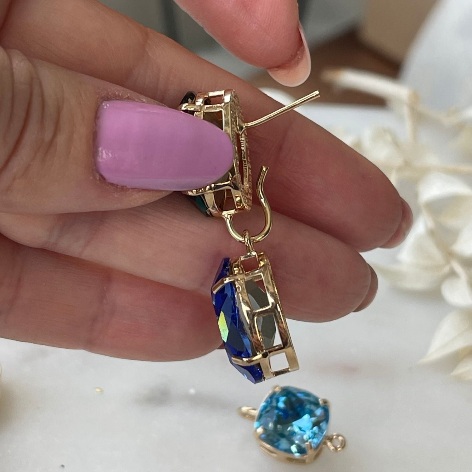 Entdecken Sie die Eleganz der "GLOW" Ohrringe mit blauen Kristallen. Die Basis können separat getragen werden, für einen dezenten Look mit zeitloser Eleganz. Perfekt für jeden Anlass-Alessandra Schmidt Jewelry
