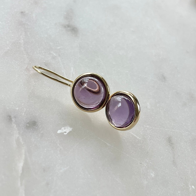 Ohrringe mit lila Amethyst. Verschluss: Fischerhaken. Größe: 2,5 cm lang, ca. 1,0 cm breit. Gewicht des Paars: 4 g. Farben: Lila, Lavendel. Aus 18 K vergoldetem Messing mit Amethyst. Seltener violetter Amethyst, leicht transparent