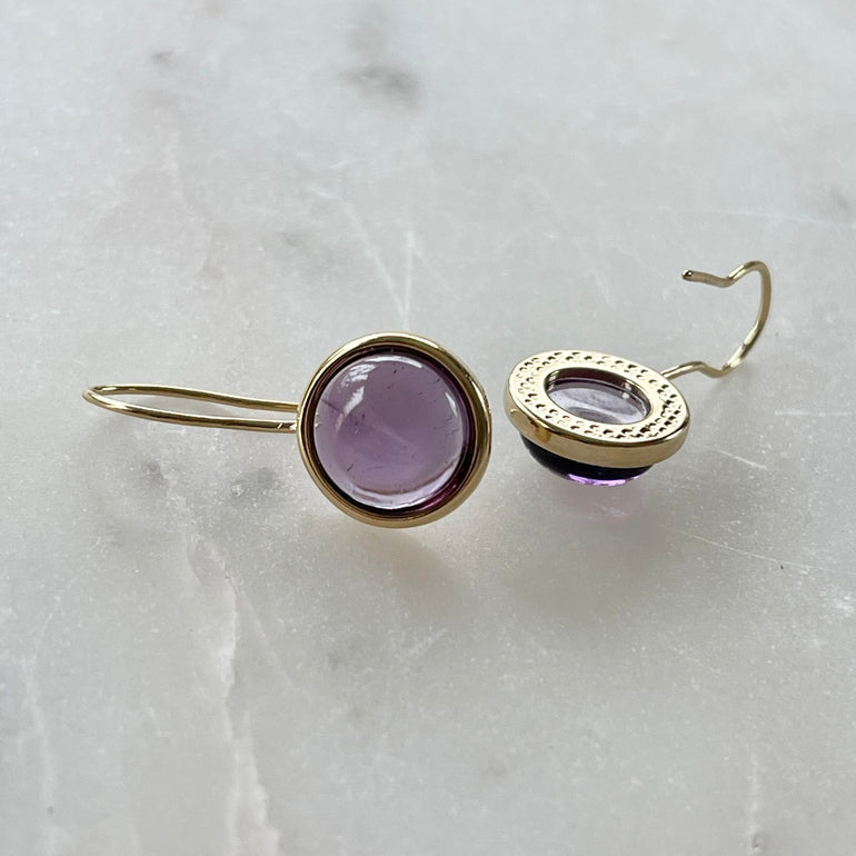 Ohrringe mit lila Amethyst. Verschluss: Fischerhaken. Größe: 2,5 cm lang, ca. 1,0 cm breit. Gewicht des Paars: 4 g. Farben: Lila, Lavendel. Aus 18 K vergoldetem Messing mit Amethyst. Seltener violetter Amethyst, leicht transparent