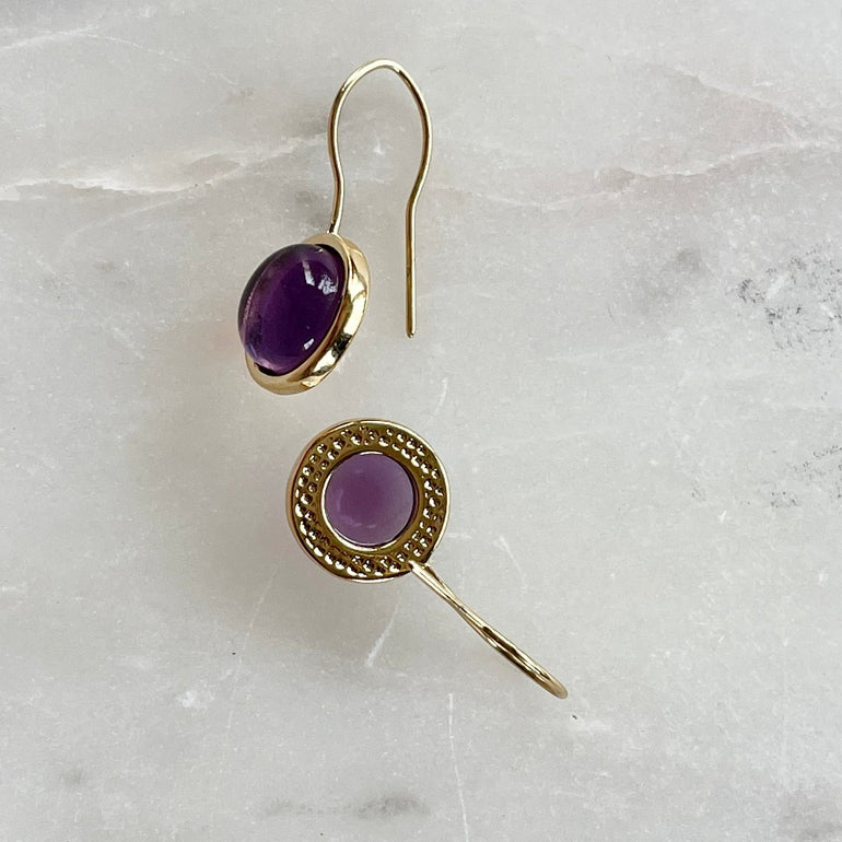 Ohrringe mit lila Amethyst. Verschluss: Fischerhaken. Größe: 2,5 cm lang, ca. 1,0 cm breit. Gewicht des Paars: 4 g. Farben: Lila, Lavendel. Aus 18 K vergoldetem Messing mit Amethyst. Seltener violetter Amethyst, leicht transparent