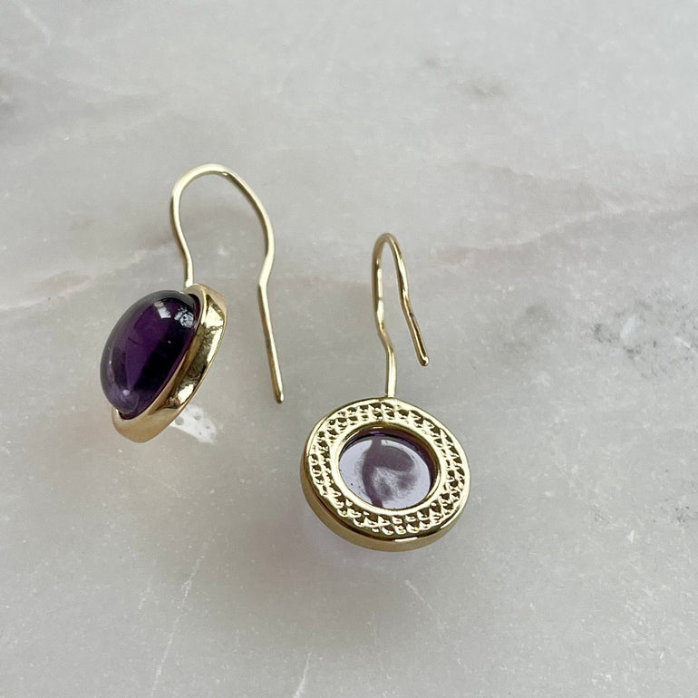 Ohrringe mit lila Amethyst. Verschluss: Fischerhaken. Größe: 2,5 cm lang, ca. 1,0 cm breit. Gewicht des Paars: 4 g. Farben: Lila, Lavendel. Aus 18 K vergoldetem Messing mit Amethyst. Seltener violetter Amethyst, leicht transparent