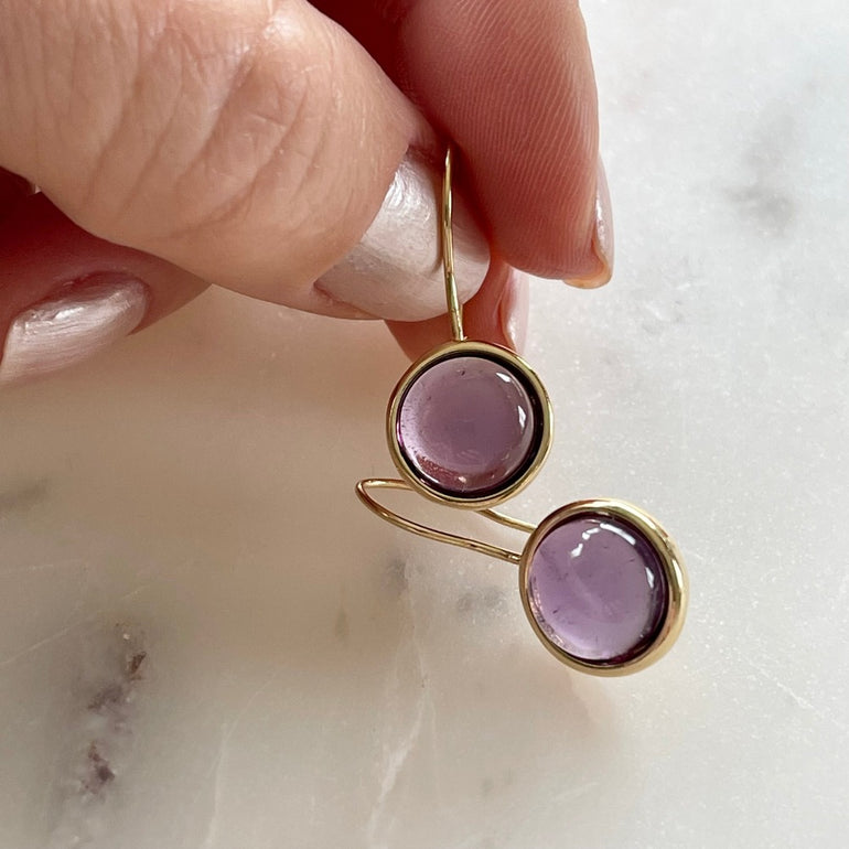 Ohrringe mit lila Amethyst. Verschluss: Fischerhaken. Größe: 2,5 cm lang, ca. 1,0 cm breit. Gewicht des Paars: 4 g. Farben: Lila, Lavendel. Aus 18 K vergoldetem Messing mit Amethyst. Seltener violetter Amethyst, leicht transparent